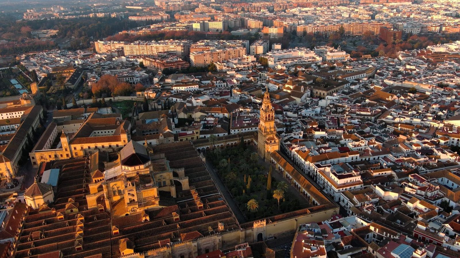 Vista aérea de Córdoba con la Mezquita-Catedral y el Guadalquivir