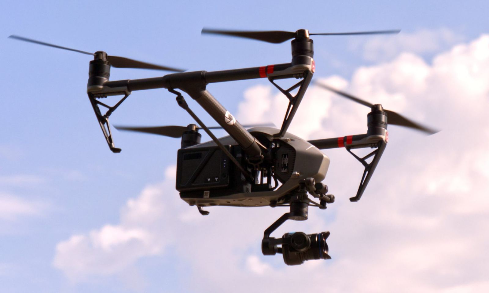 Dron en vuelo entre nubes durante una grabación en movimiento