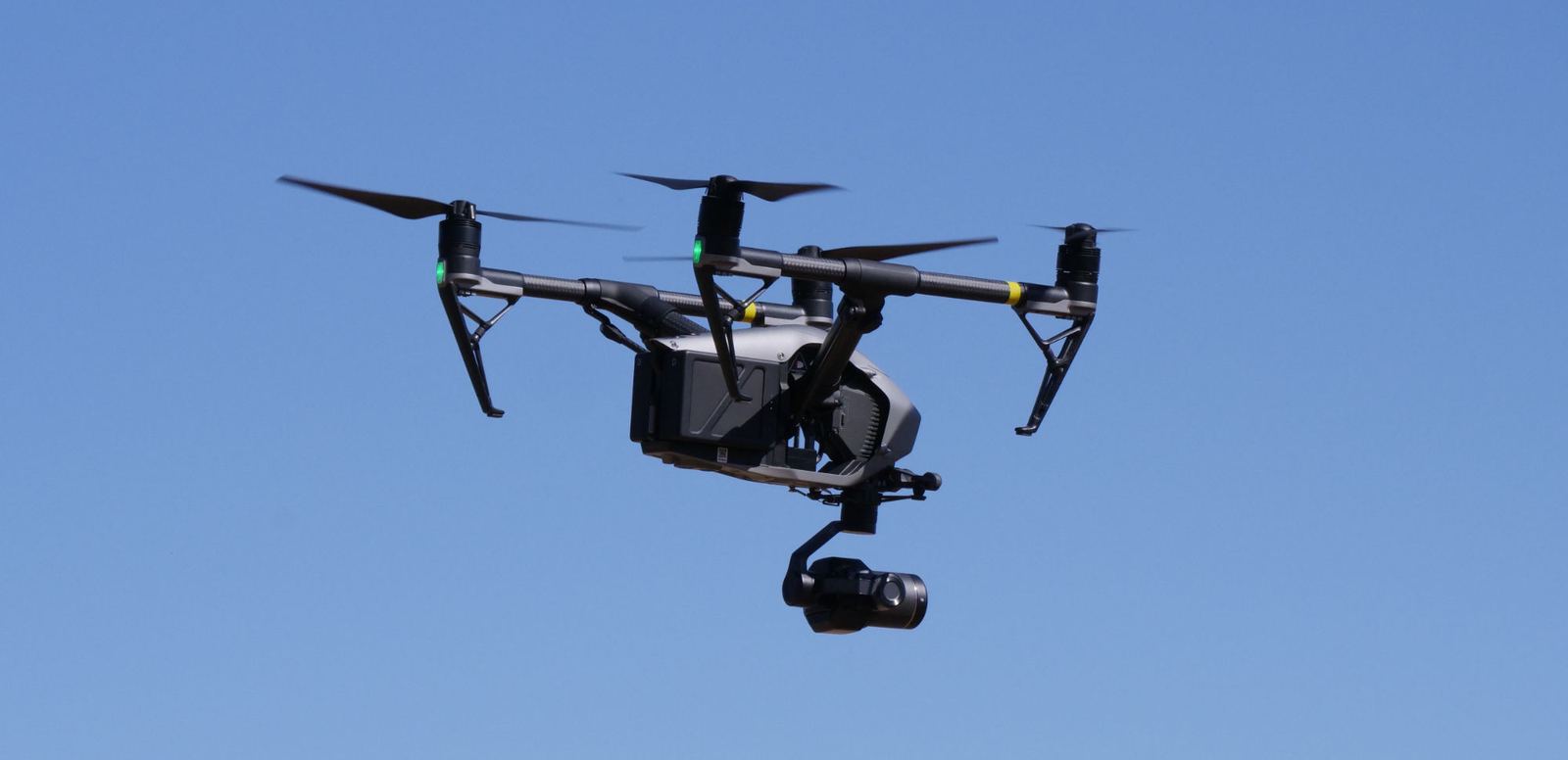 Dron en vuelo con la cámara orientada hacia el terreno