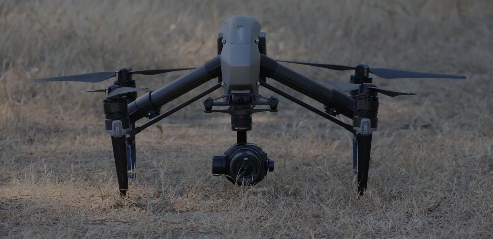 Dron posado en el suelo antes de un vuelo de trabajo