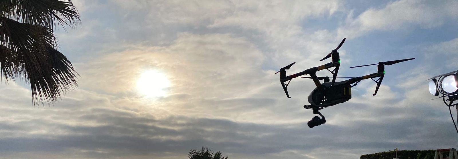 Dron a contraluz recortado sobre el cielo del final del día