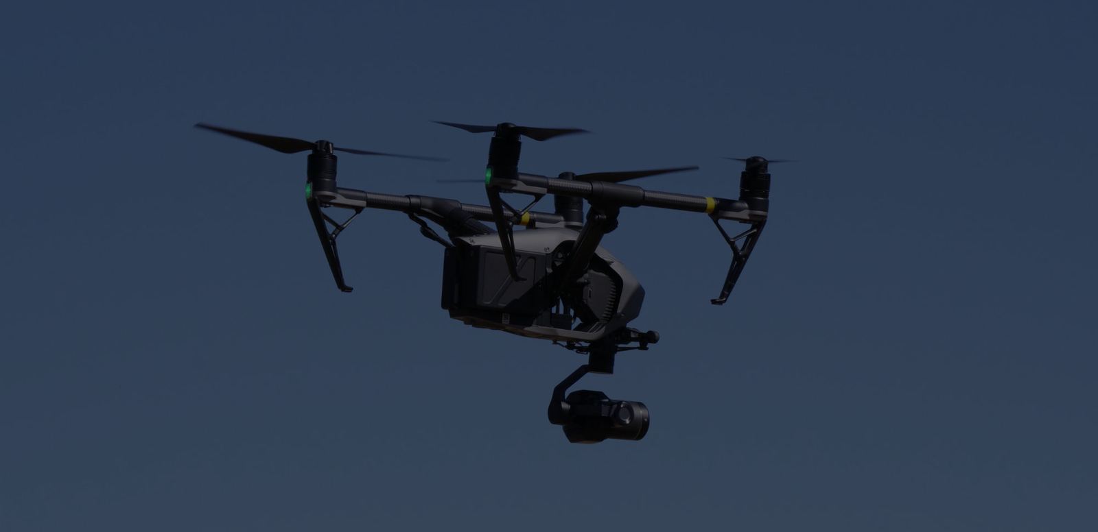 Dron Inspire en vuelo con la cámara orientada al suelo