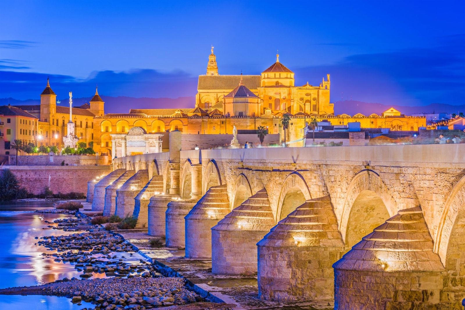 La Mezquita-Catedral y el puente romano de Córdoba iluminados de noche