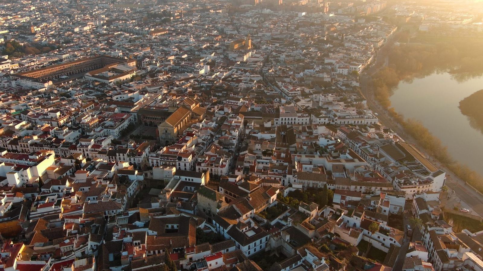 Córdoba y el meandro del Guadalquivir al amanecer