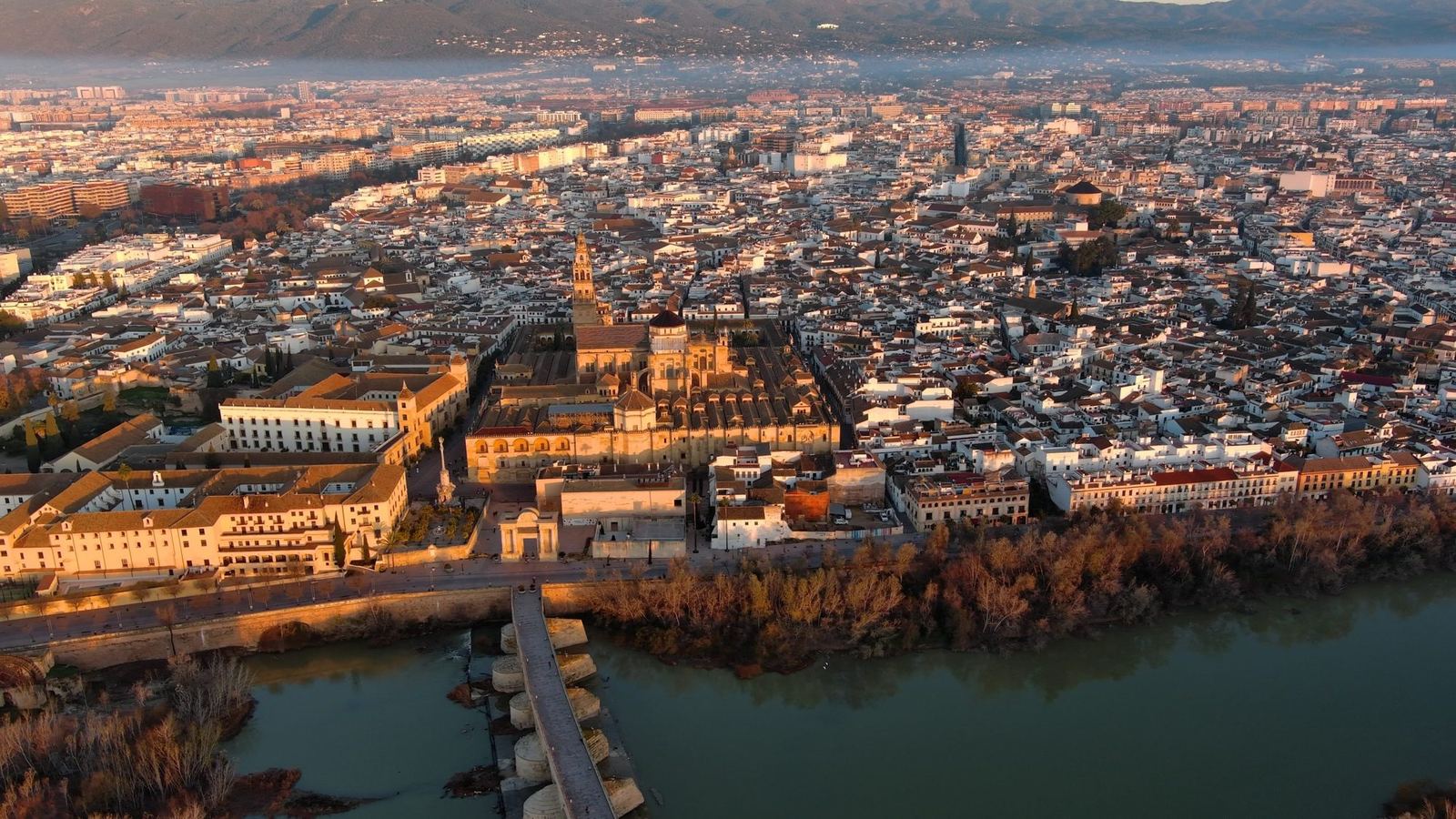 Mezquita-Catedral y casco histórico de Córdoba vistos desde el aire al amanecer