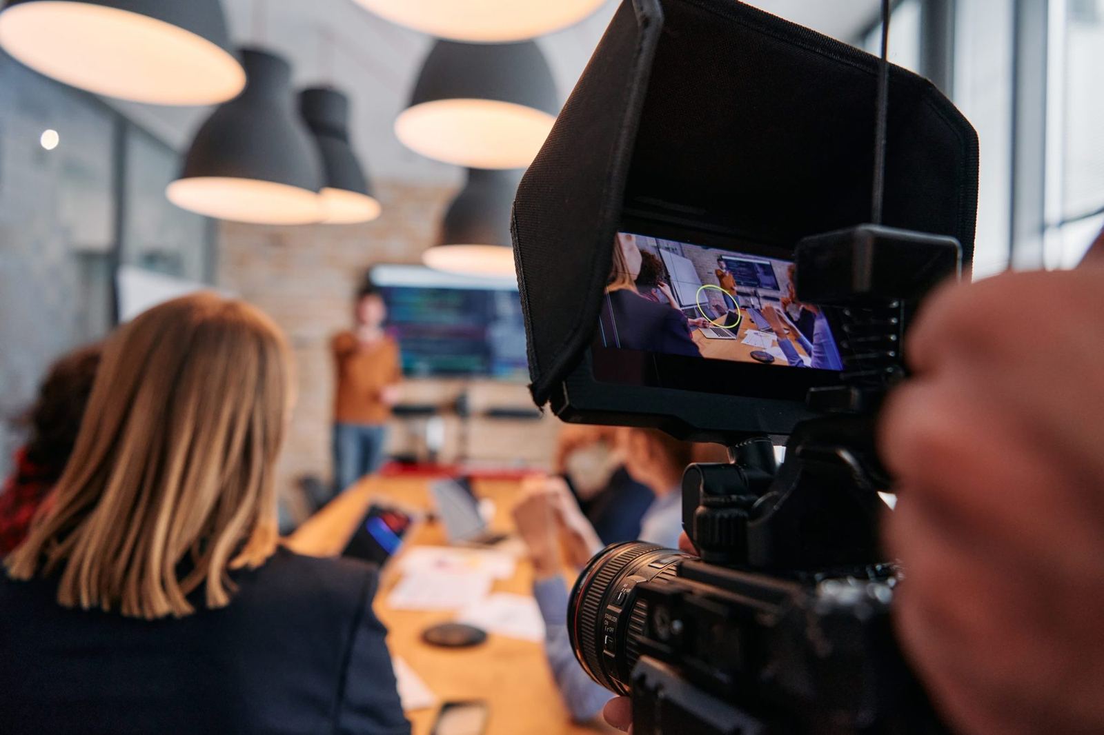 Cámara grabando una reunión de trabajo en una empresa