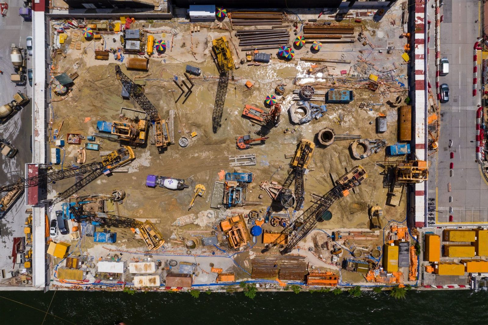 Vista cenital de una obra urbana en fase de excavación