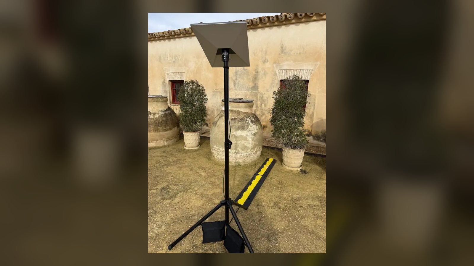 Pértiga con cámara estabilizada montada en un patio del casco histórico