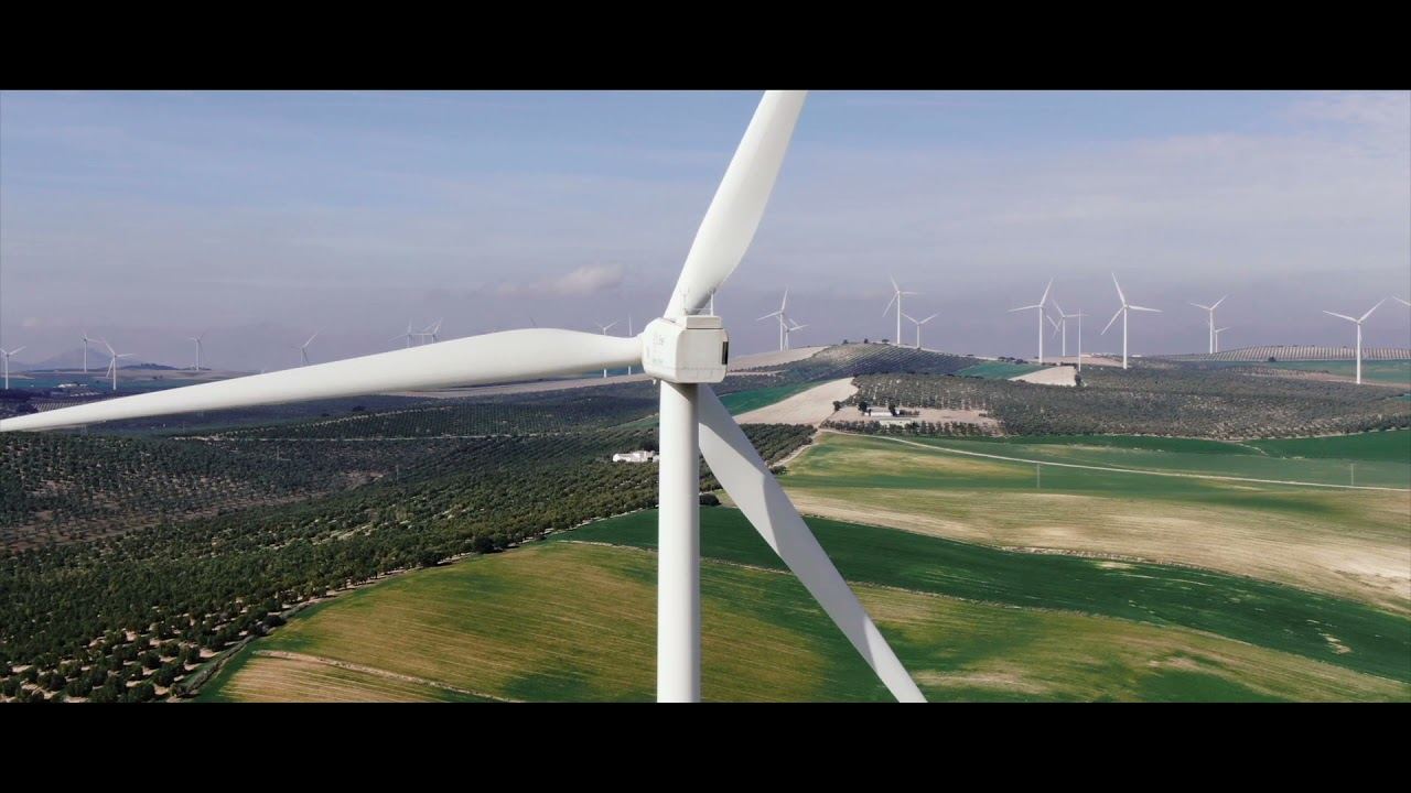 Aerogeneradores vistos desde el aire durante una inspección