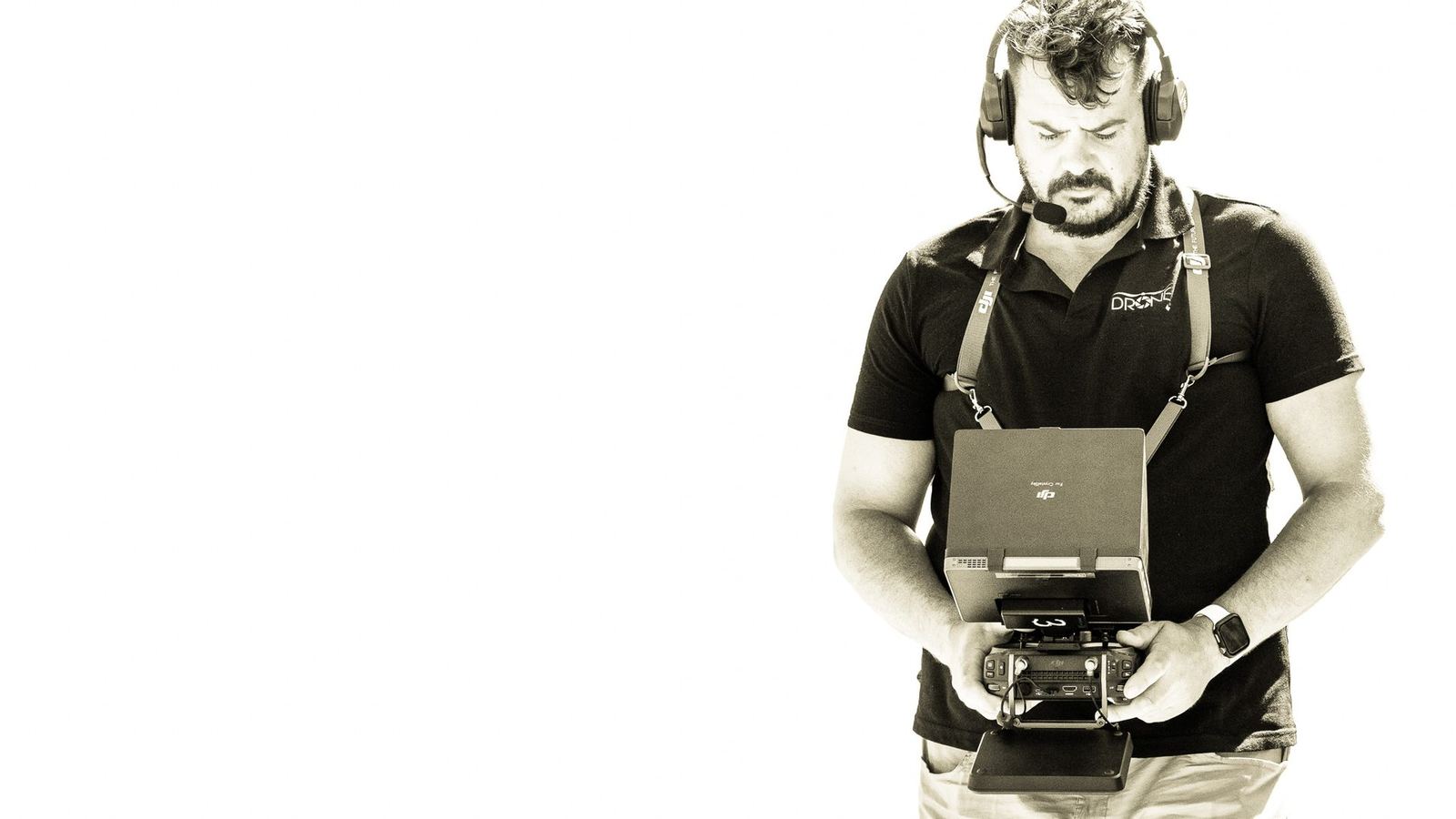 Piloto con la emisora de control preparando un vuelo de trabajo