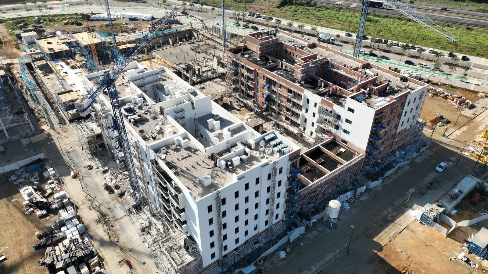 Promoción residencial en construcción vista desde el aire