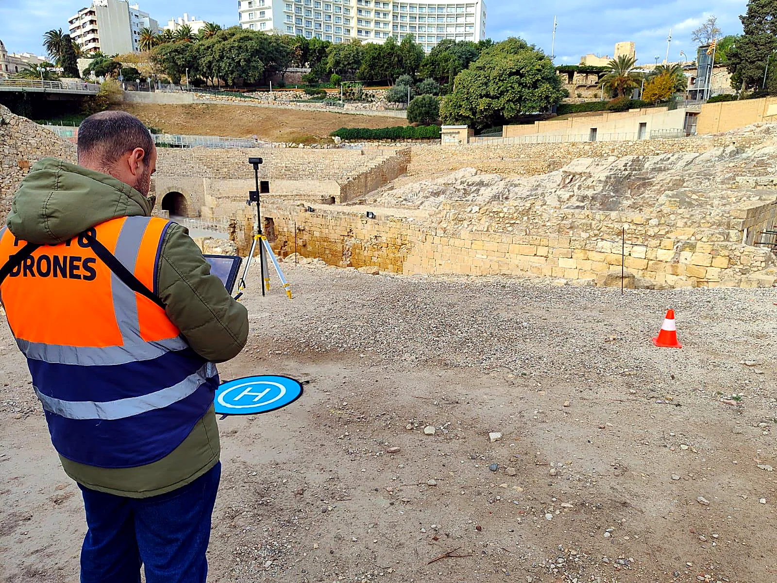 Escáner láser terrestre y dron levantando un yacimiento arqueológico